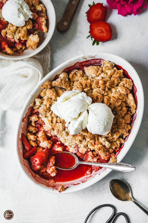 🍓🍓🍓 LET'S START THE MONTH OF JULY WITH THIS DELISH + REFRESHING STRAWBERRY CRUMBLE WITH VANILLA ICE CREAM