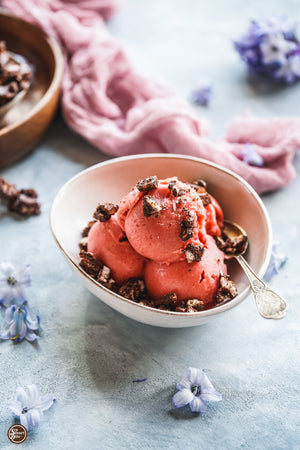 Last Minute Mother's Day Dessert: This Strawberry Ice Cream with Choco Crackers Is Even Better Than A Gift