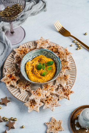 🥂🎉🙌 2022 Is Almost Here! Ring in the New Year With This Scrumptious Pumpkin Hummus And Crunchy Cheezy Crackers