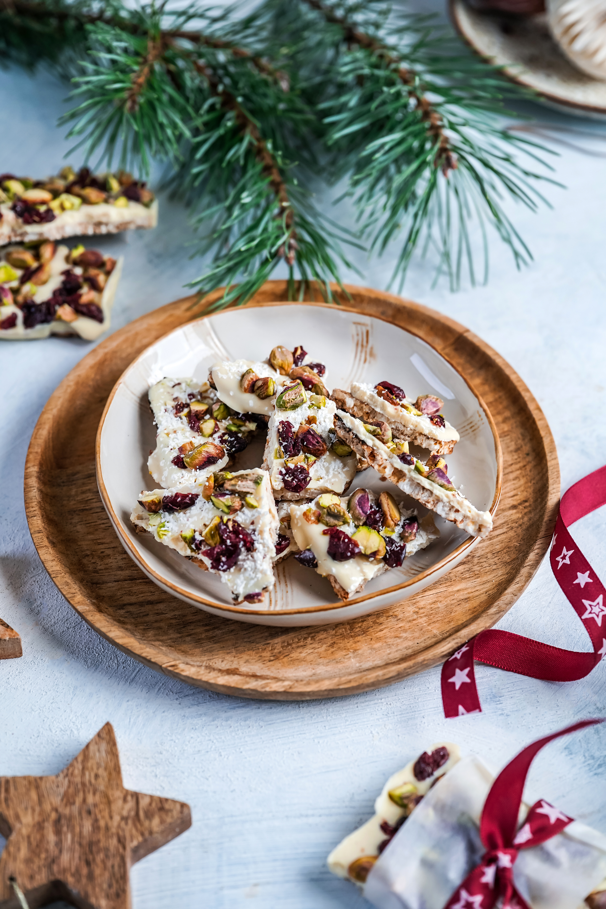 ✨✨✨ Keep The Holiday Spirit Going With This Decadent Chocolate Bark (That Also Pairs Perfectly With Your NYE Bubbly)