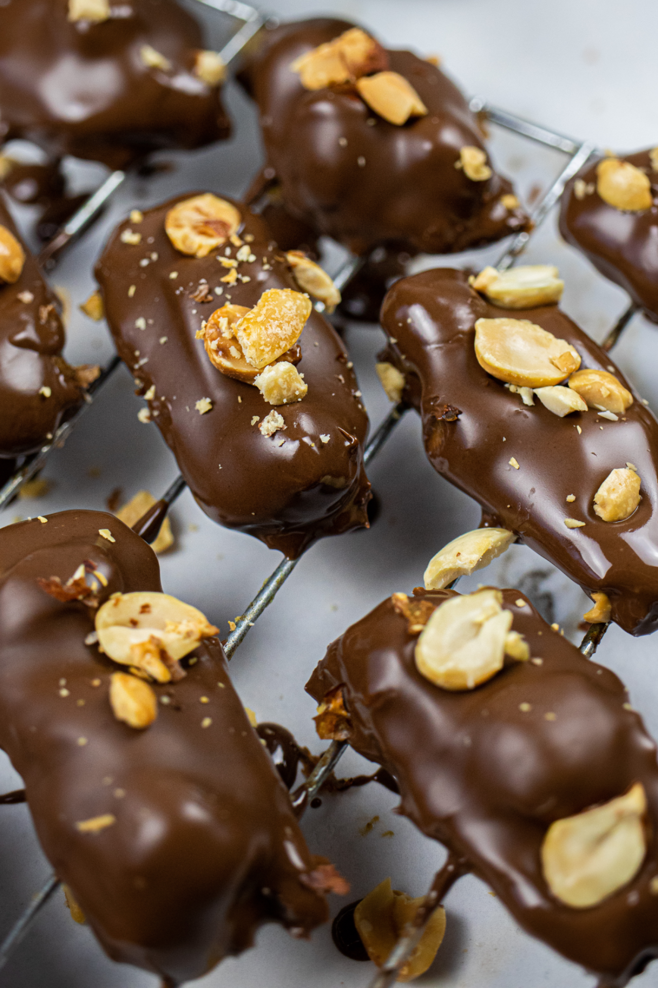 🥜🍫🥜 You Will Want to Bookmark This Recipe: These 7-Ingredient Homemade Healthy Vegan Snickers Bars Are 👌